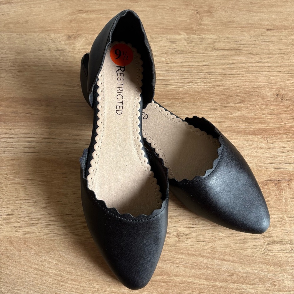 Women's Black Scalloped Pointed Toe Flats